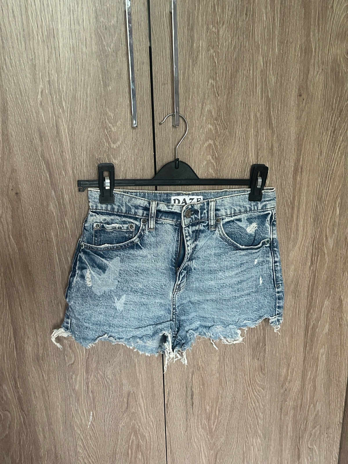 Short en jean taille haute DAZE, effet usé et ourlet brut, couleur Tough Love