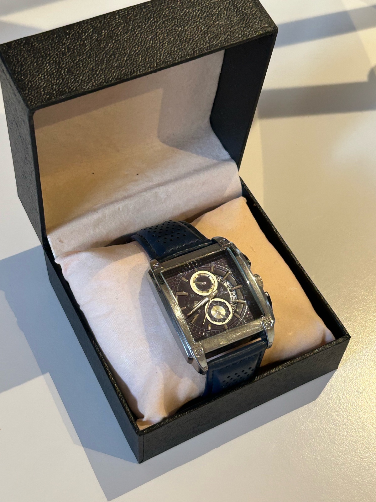 Montre Homme Élégante – Design Carré Moderne Bleu Marine