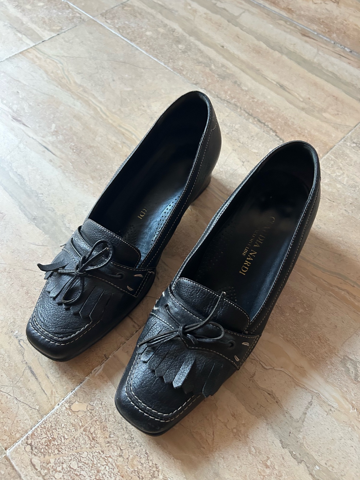 Mocassins noirs élégants à talon – cuir avec détails à franges