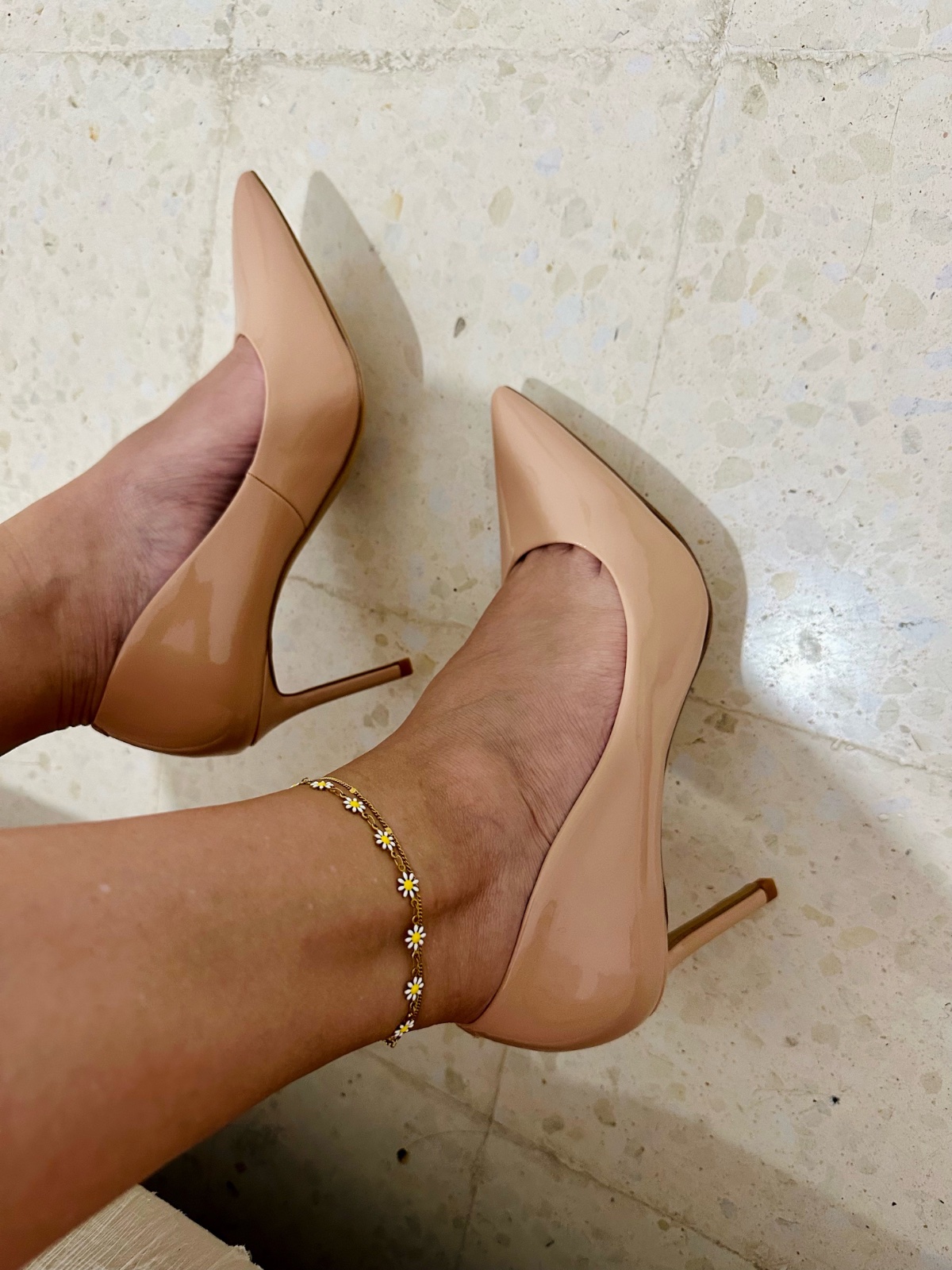 Escarpins en vernis beige