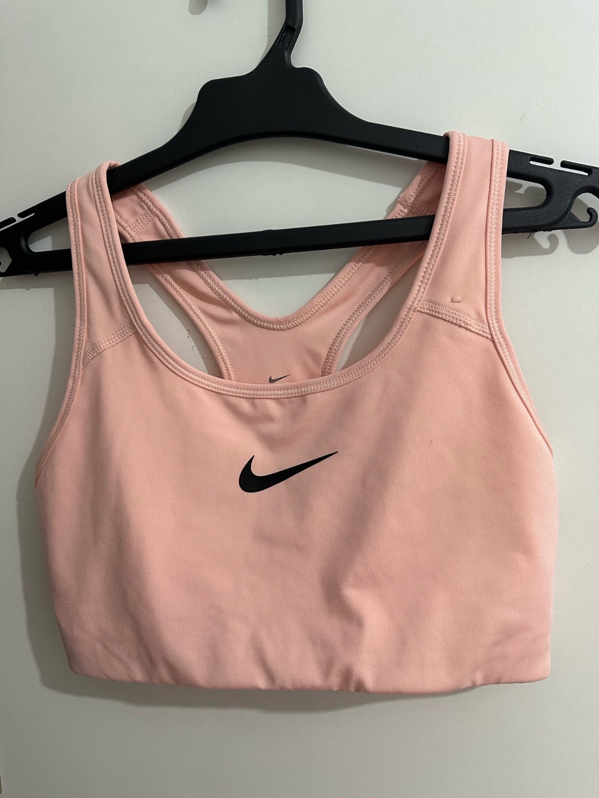 Brassiere Nike couleur Pêche rosé