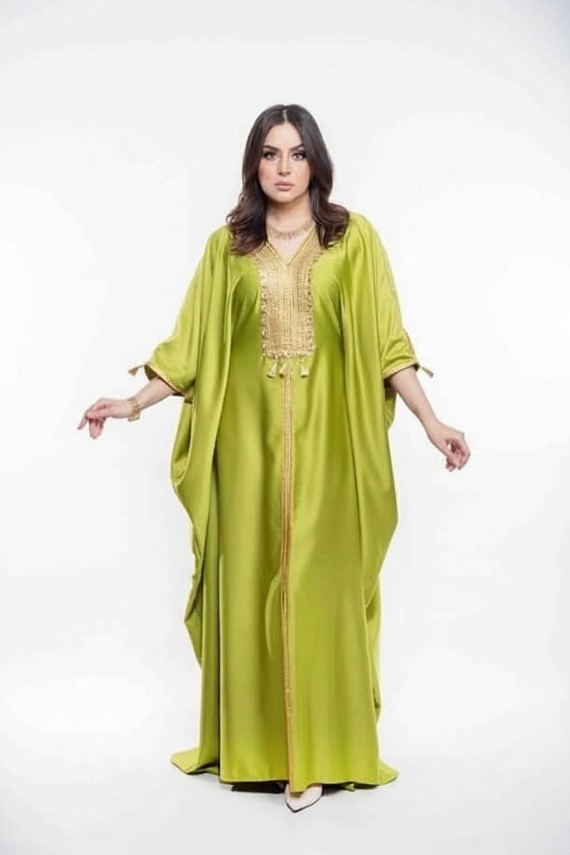 Splendide Jebba Tunisienne Moderne d'un Jaune Moutarde Vibrant avec Broderies Dorées Complexes