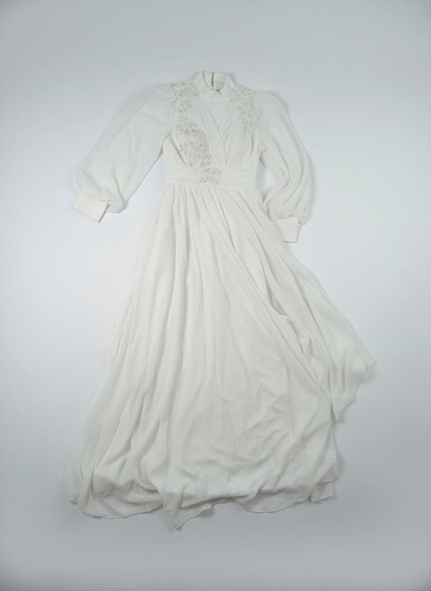 Robe fiançailles voilée  très jolie 
