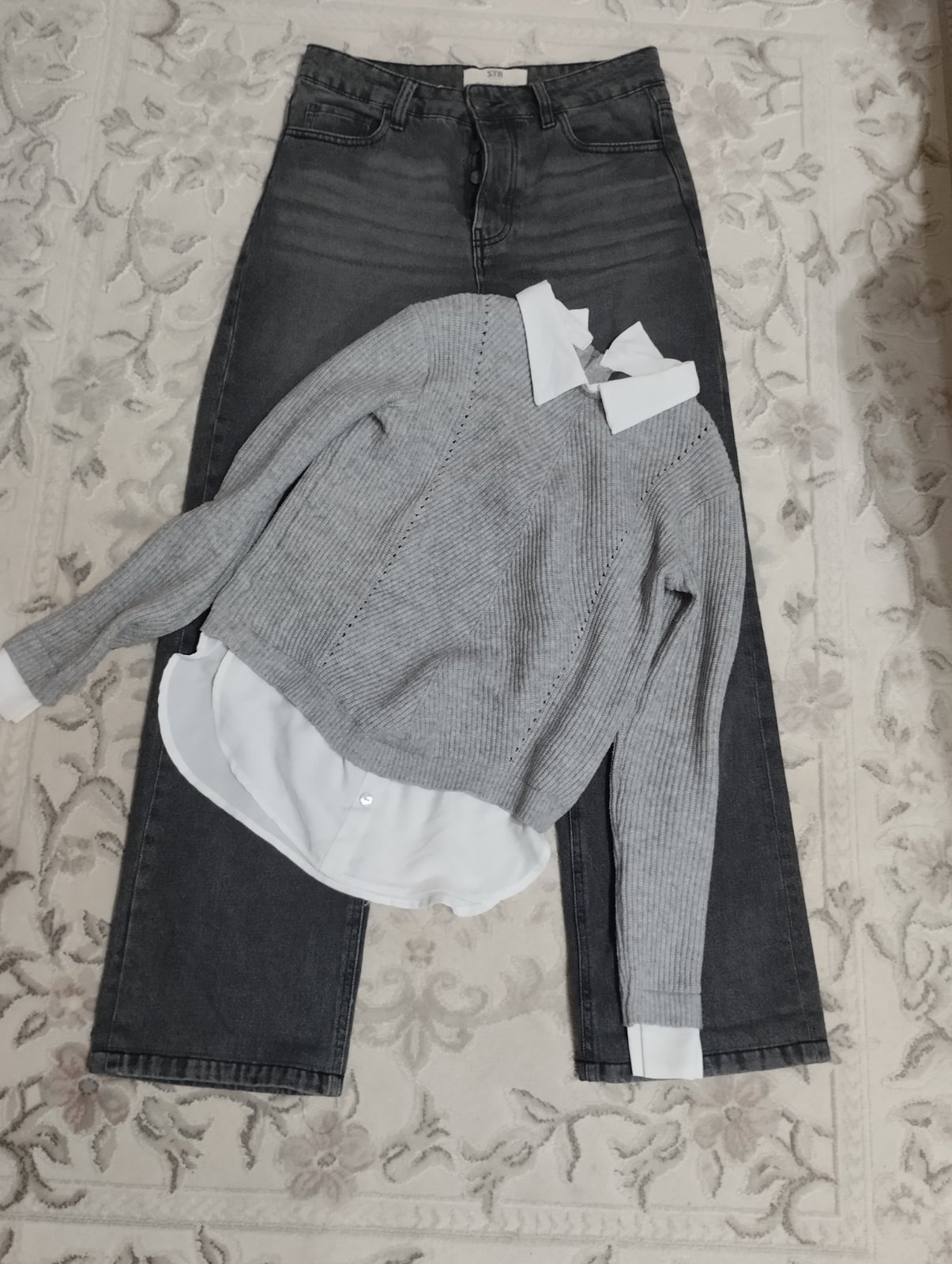 Outfit à ne pas rater✨🎉🎉🎉 pull chemise de la marque Primark et le pantalon de la marque Stradivarius ❣️❣️de la collection STR Teen qui donne une grande importance au confort de l'Ado