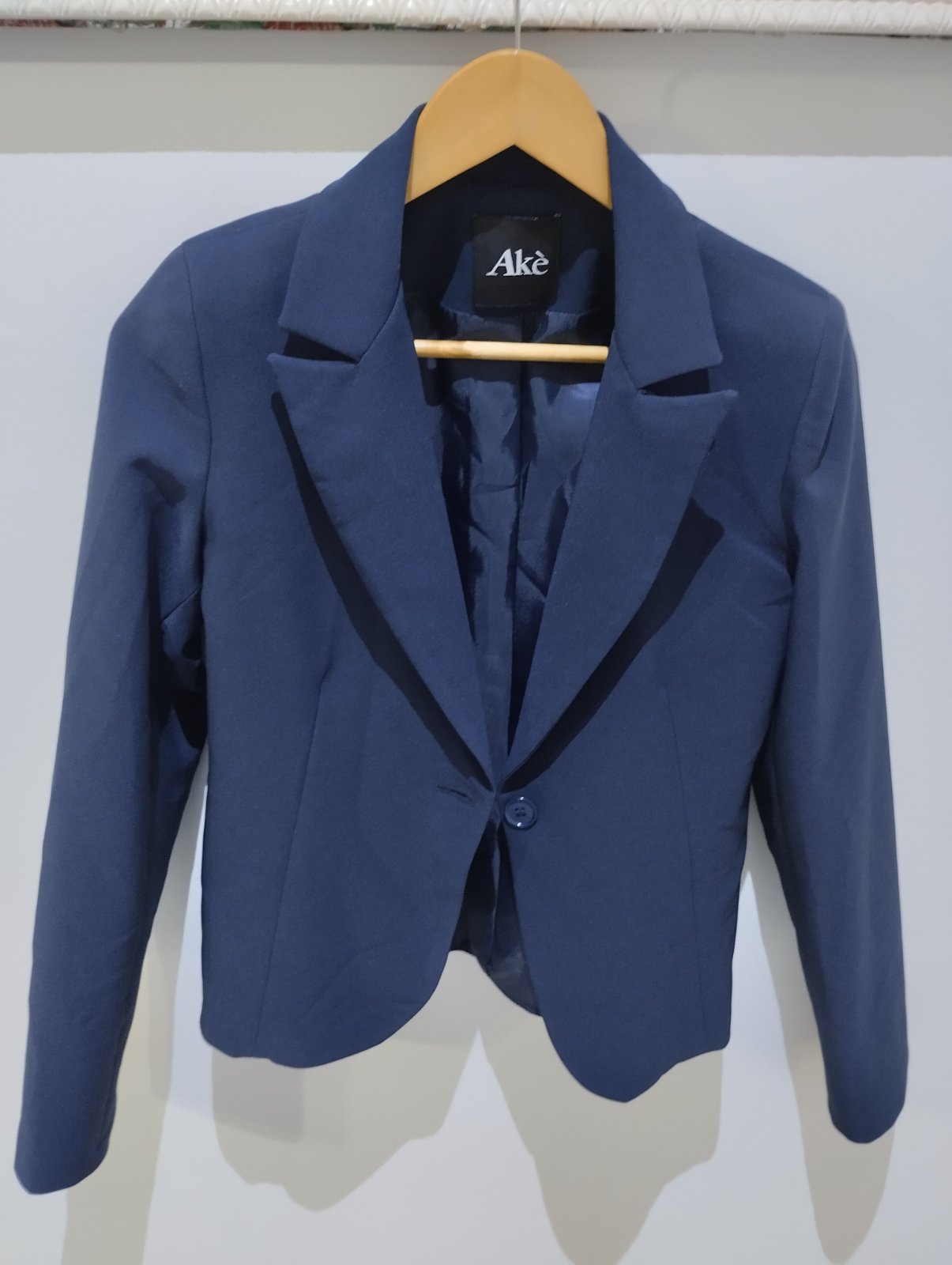 Très belle blazer de la marque italienne Akè. Presque neuve. 
