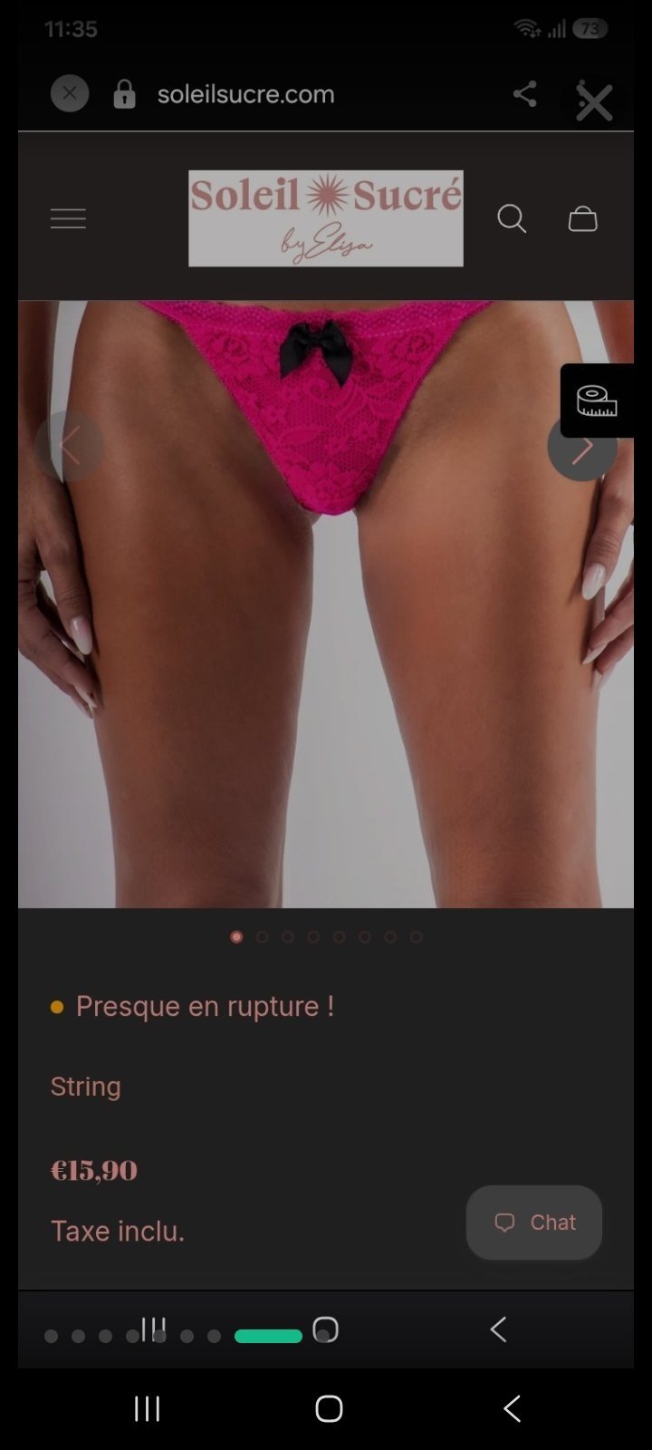 String en dentelle rose fuchsia de la marque française de lingerie Soleil Sucré, caractérisé par des motifs floraux transparents, des bordures festonnées et un petit nœud délicat à l'avant