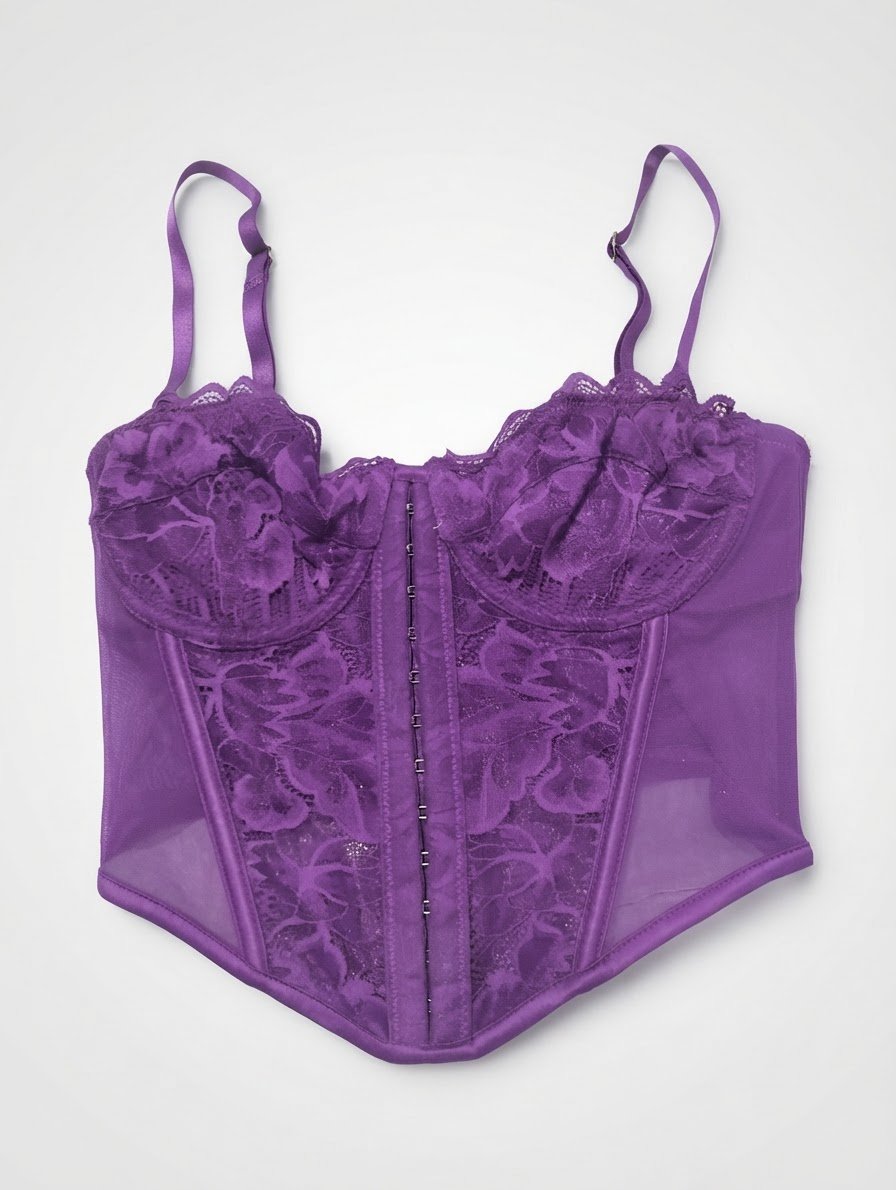 Top corset en dentelle violette de la marque Primark, doté de bonnets structurés à armatures, de bretelles réglables et d'une fermeture frontale par agrafes (hook-and-eye).💜💜💜💜💜 