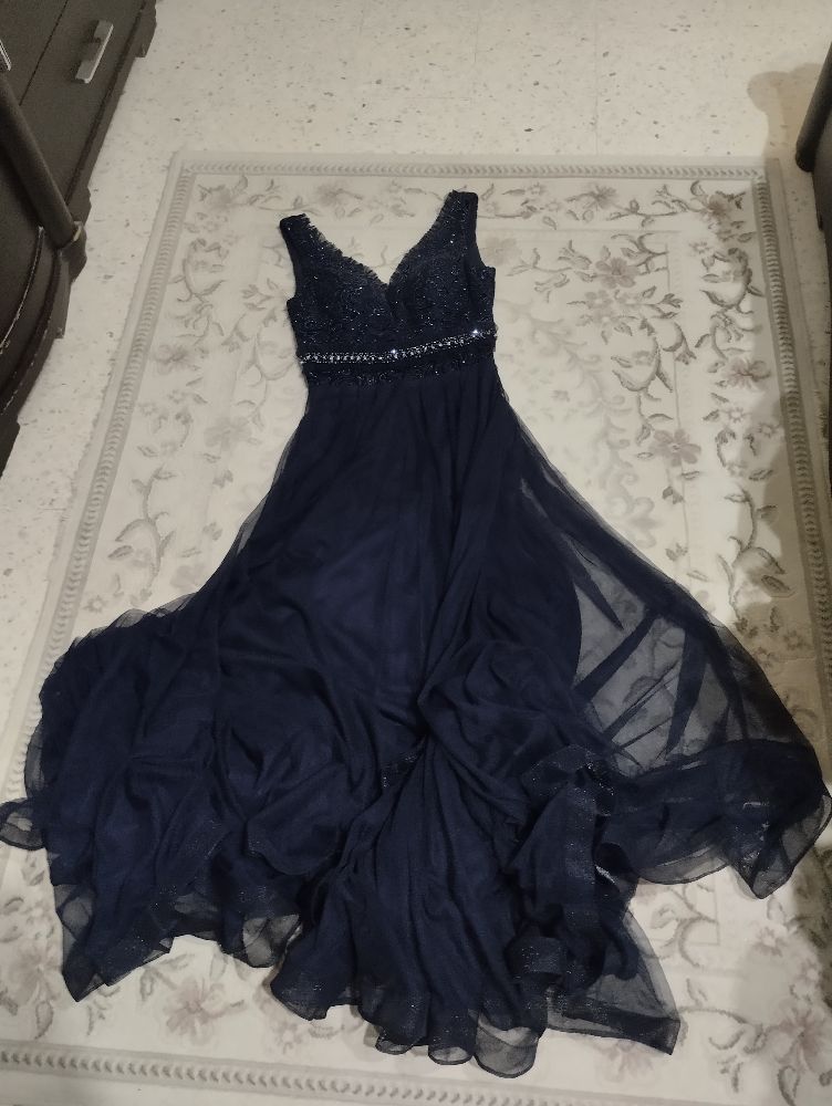 Très belle robe soirée portée deux fois🔵💙 Très belle couleur.