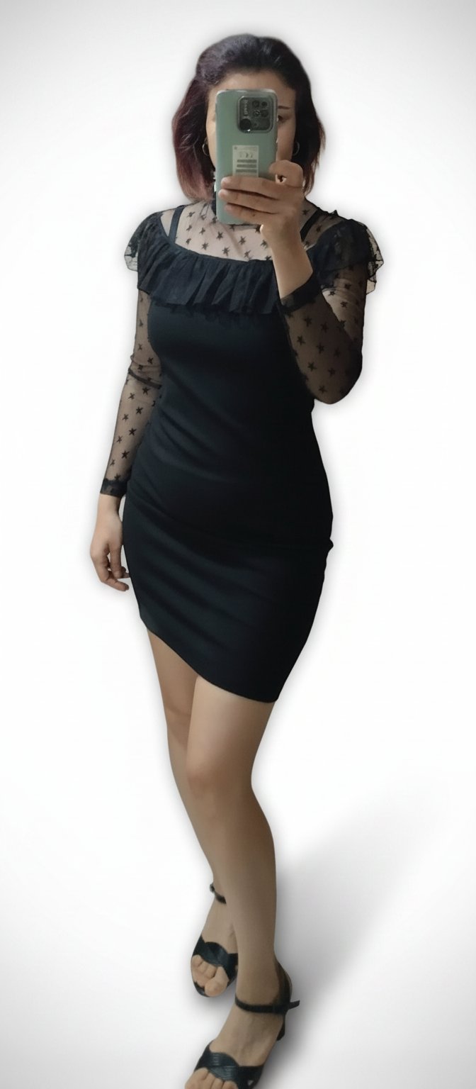 Robe noire courte avec manches en dentelle.