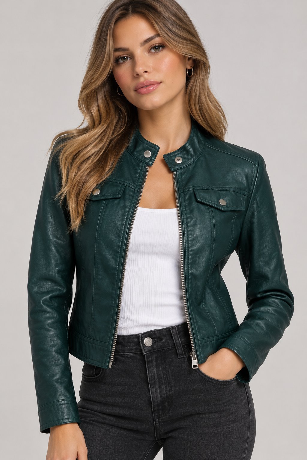 Veste JDY de style motard (biker) conçue en similicuir (polyuréthane) d'une teinte vert bouteille / vert foncé, dotée de finitions métalliques couleur bronze ou or vieilli.Neuve ✨️✨️✨️✨️