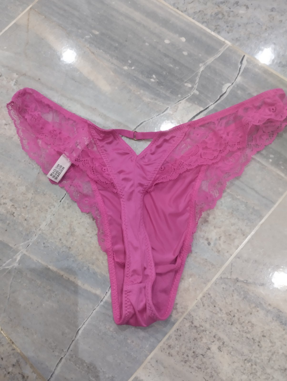 String en satin à bordures en dentelle de chez Victoria Secret porté une seule fois