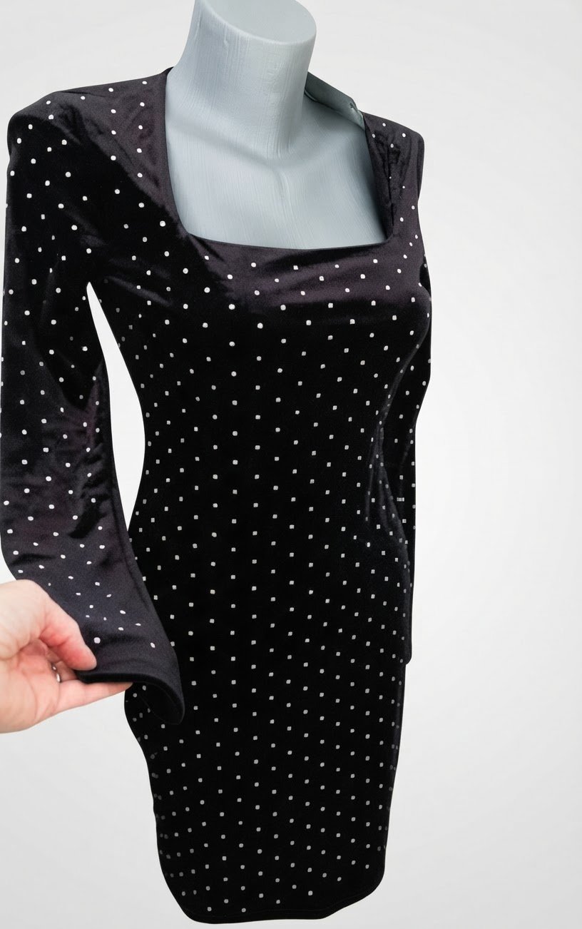 Robe moulante en velours noir à encolure carrée et clous/strass de la marque H&M