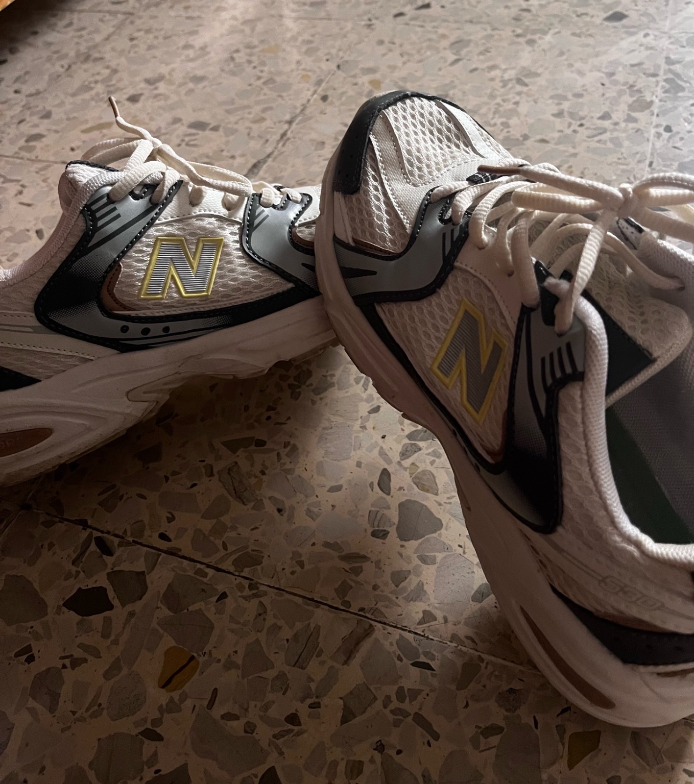 Chaussure de sport 🩶🤍