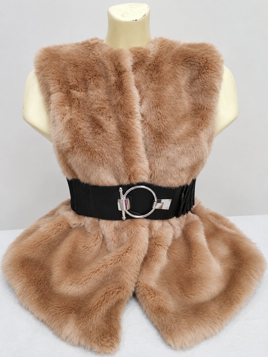Gilet en fausse fourrure beige avec ceinture