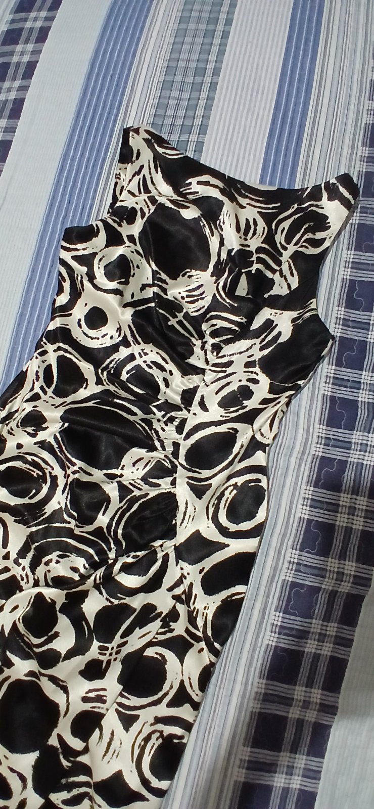 Robe soirée noire et blanche satinée