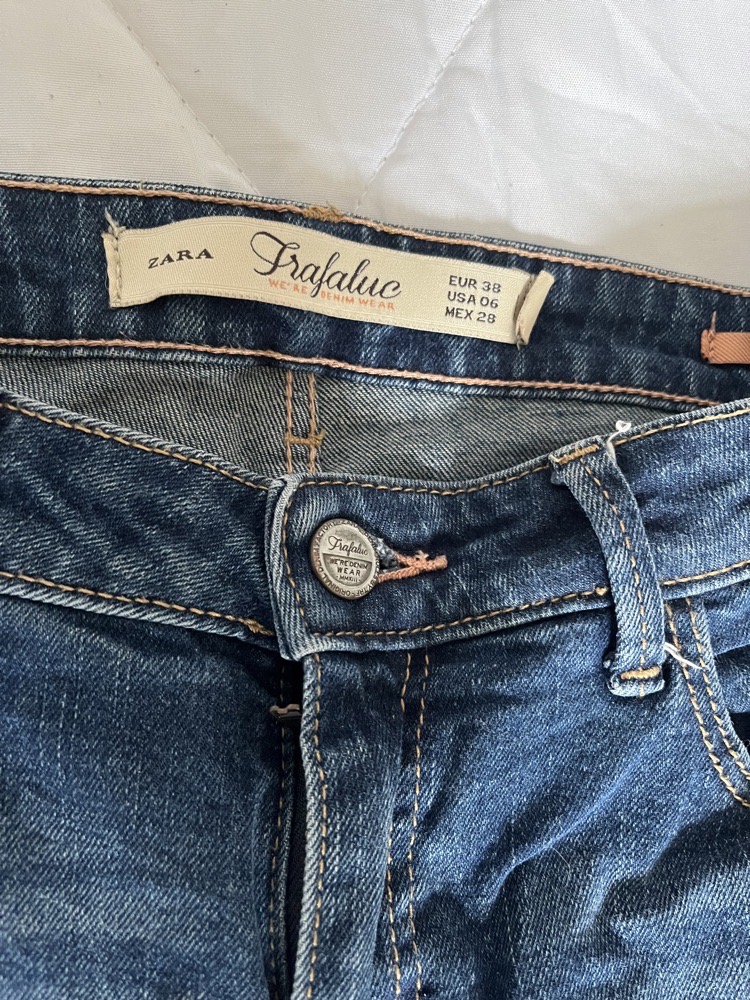 Un pantalon jean Trafaluc Zara