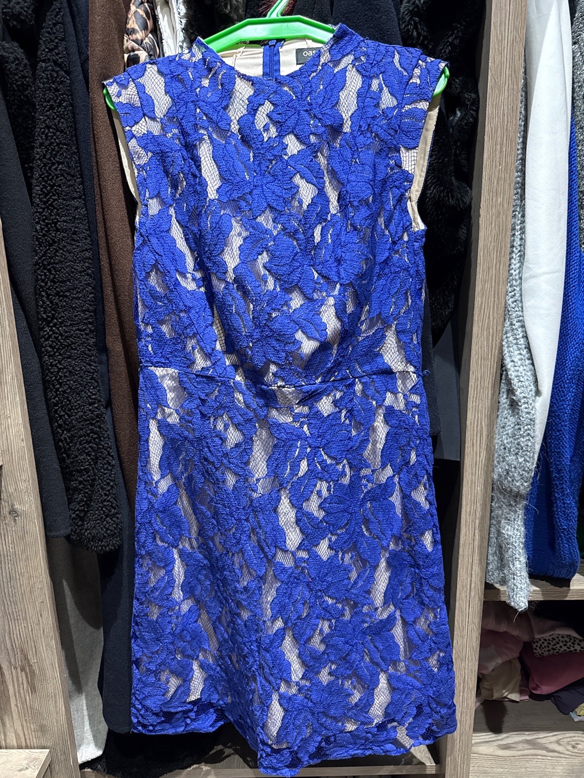 Robe en dentelle bleue tres belle