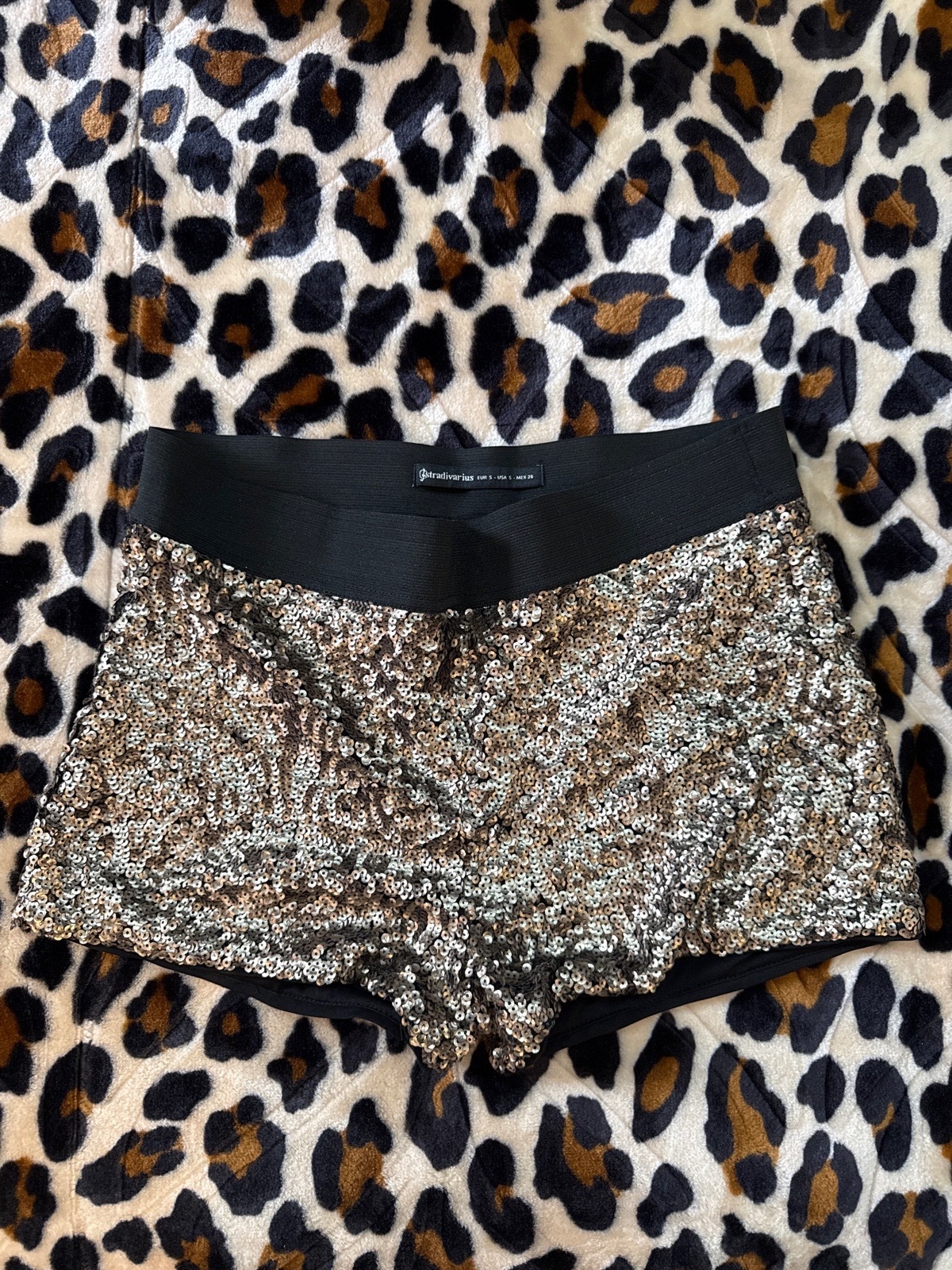 Short en sequins en doré