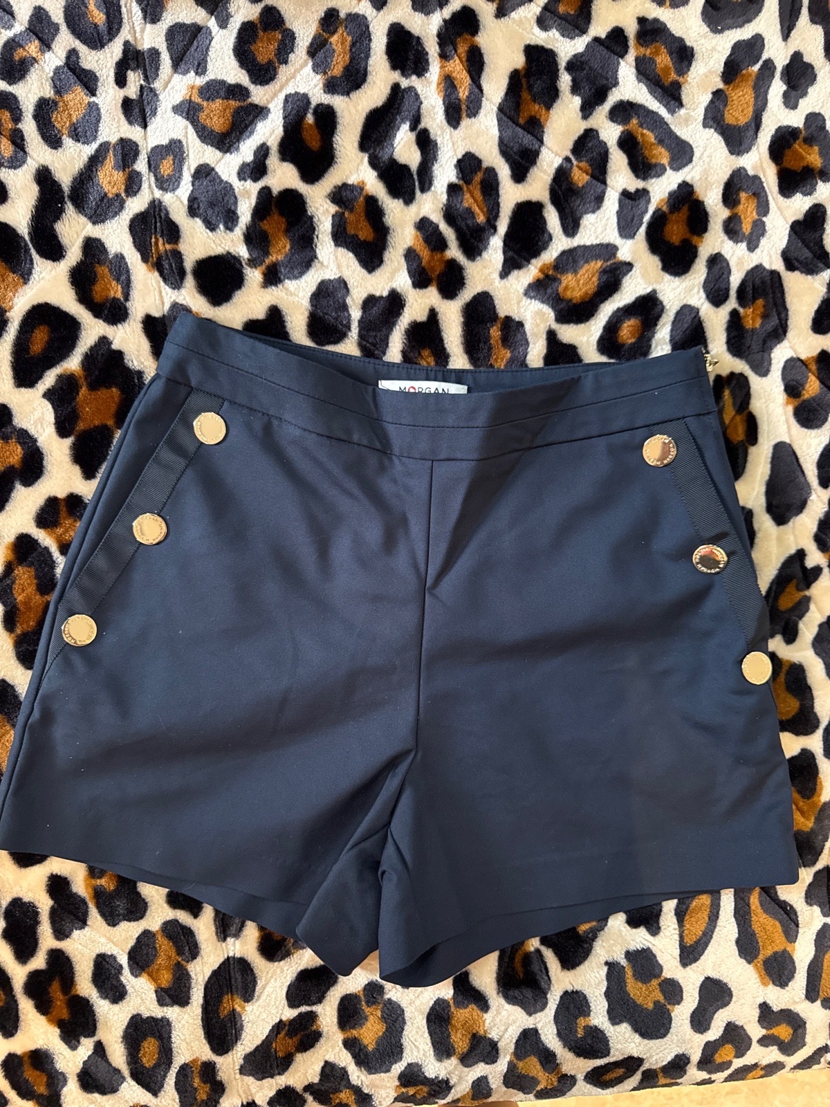 Short bleu marine avec boutons dorés trop beau