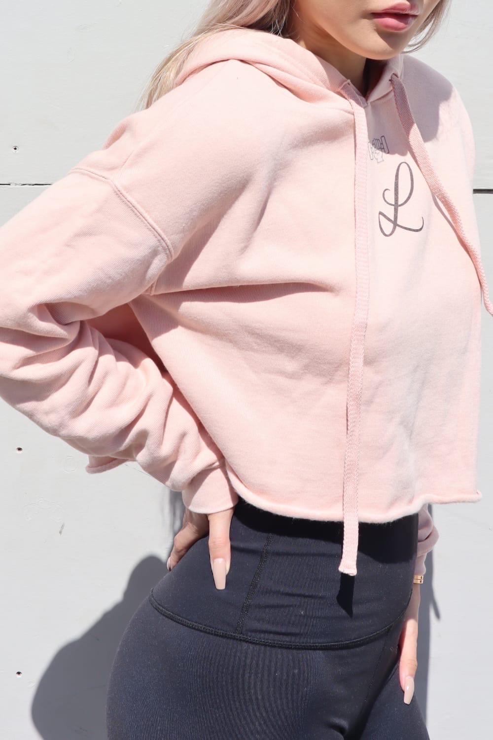 'un sweat-shirt à capuche court de couleur rose pâle taille xs bon état