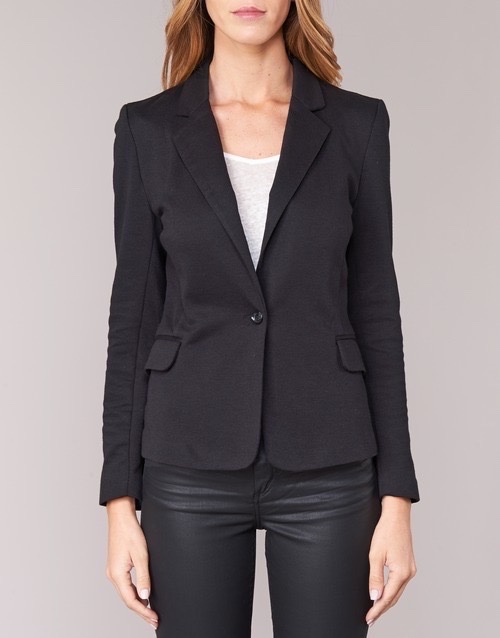 Un blazer noir pour femme modèle classique avec une doublure rouge.