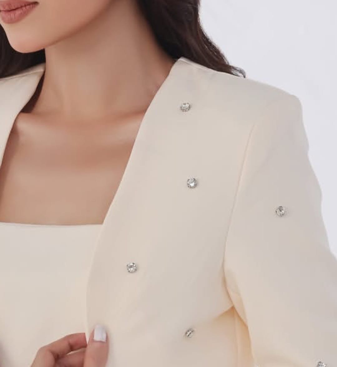 Veste courte beige est un modèle en cristaux de la ligne Marciano.