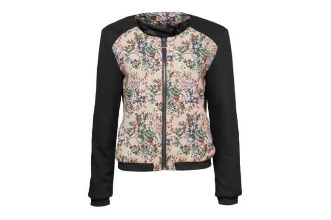 Veste bomber de marque AMISU présente des manches noires unies et un corps en tissu texturé à motifs floraux multicolores.