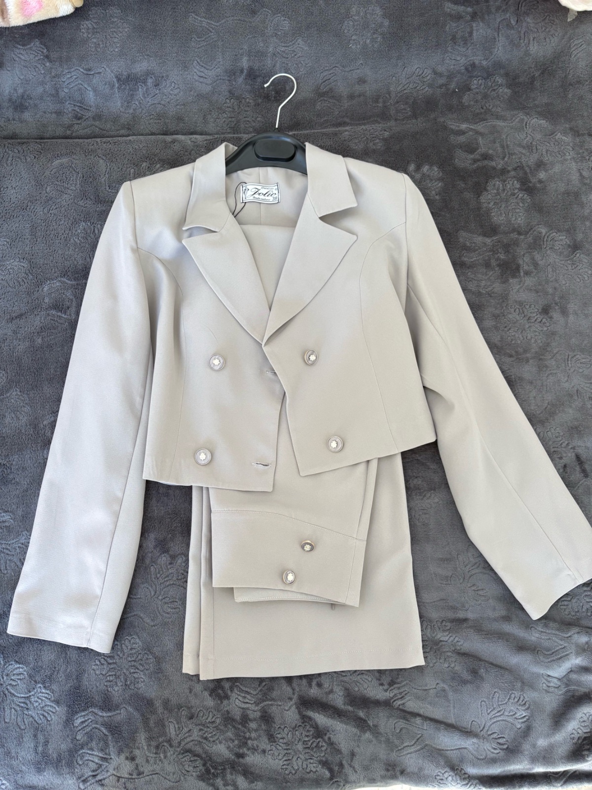 Ensemble a blazer court et pantalon  a double boutonnage beige