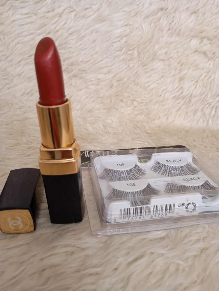Rouge chanel + faux cils 
