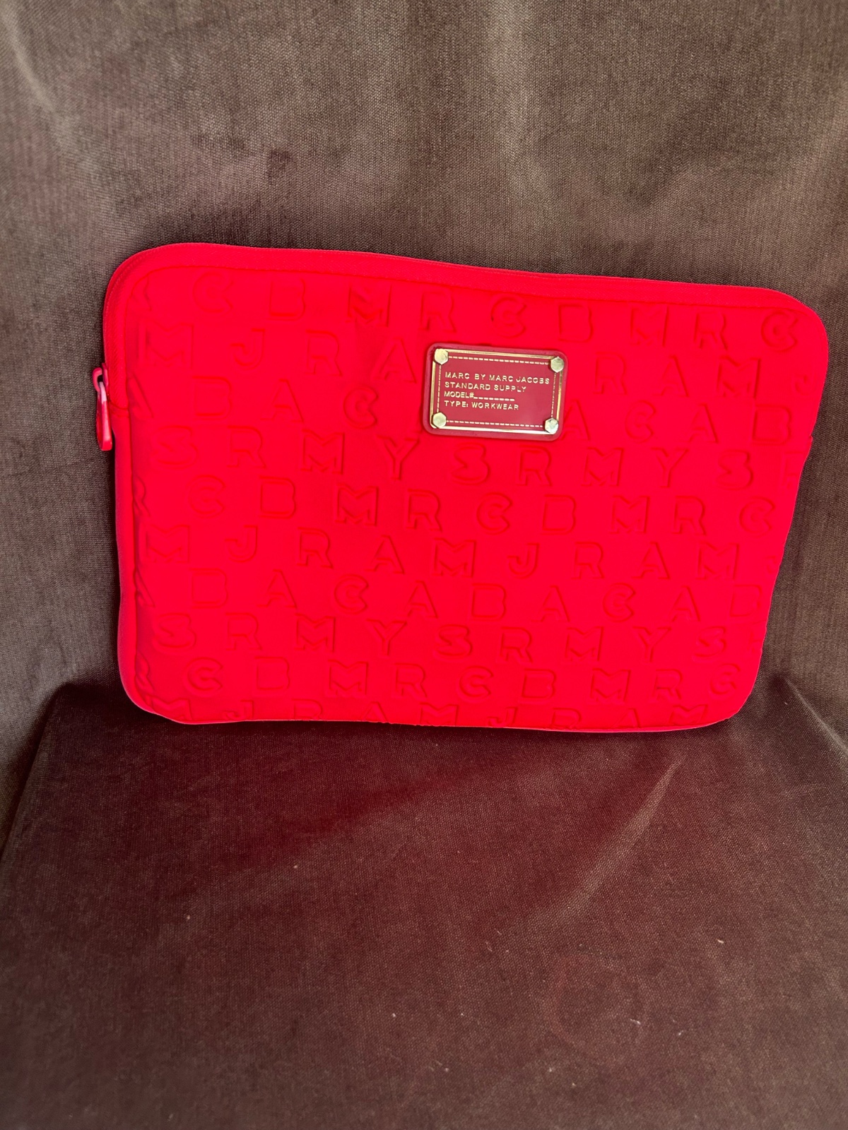 Une housse d'ordinateur ou de tablette de la marque Marc by Marc Jacobs