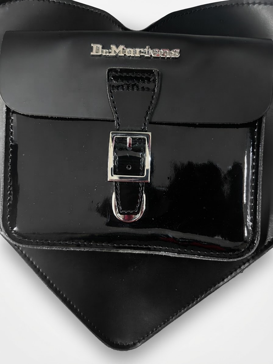 Un sac à dos en forme de coeur signé Dr.Martens