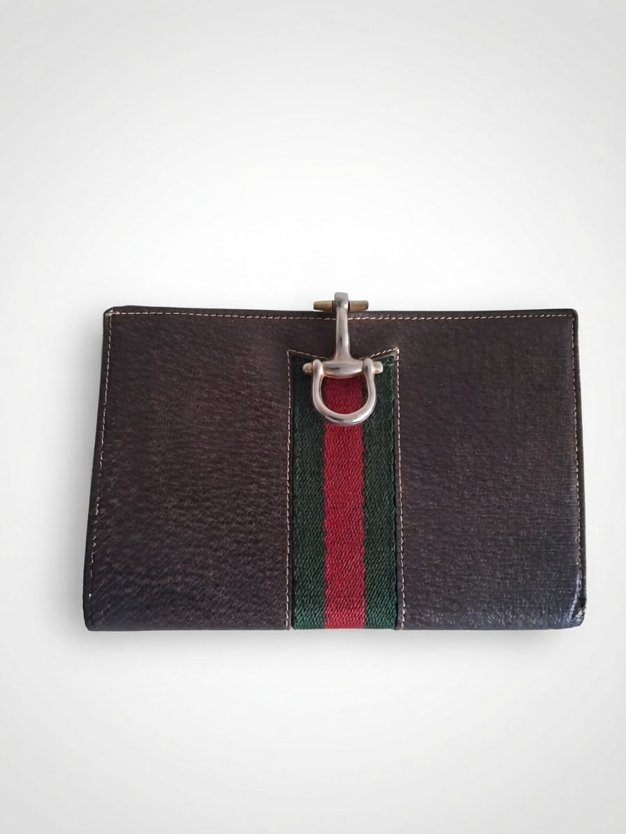 Portefeuille  Gucci reconnaissable a ses details signarures de la maison de luxe italienne