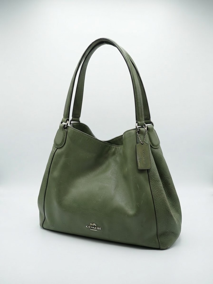 Coach Hallie Shoulder Bag seduit par son alure hobo sople et son format genereux