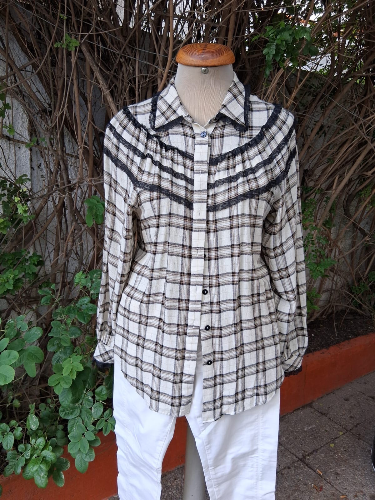 Blouse en tissu ecossais(carreaux) ornee de bandes de dentelle noire