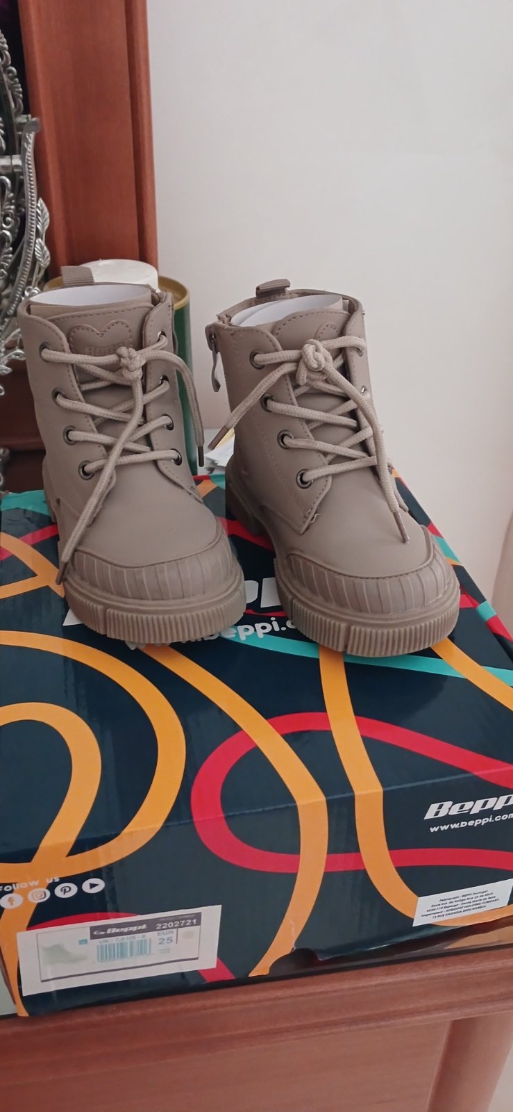 Chaussures style bottes très original en cuirs 