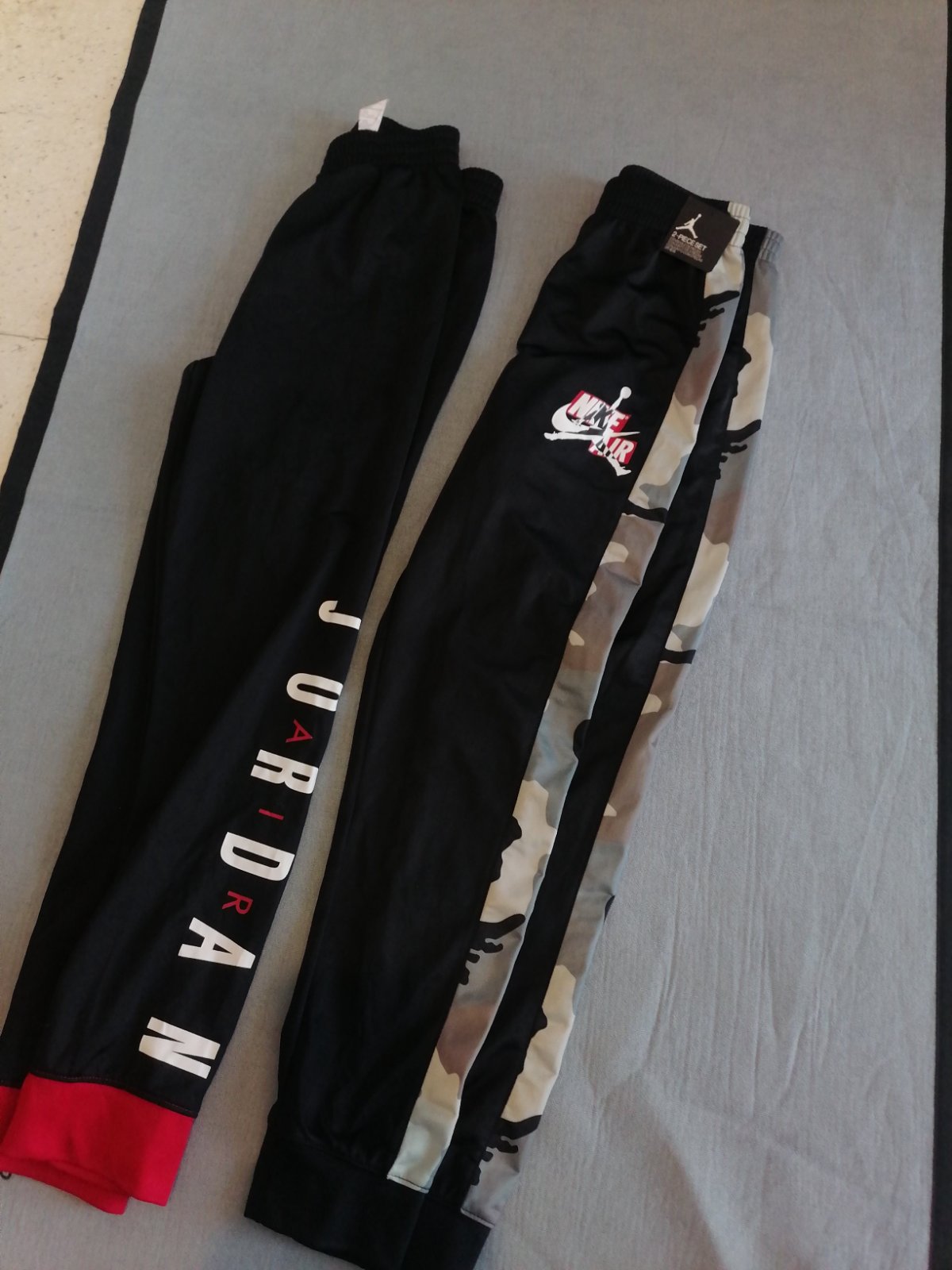 2 pantalons jordan authentique 