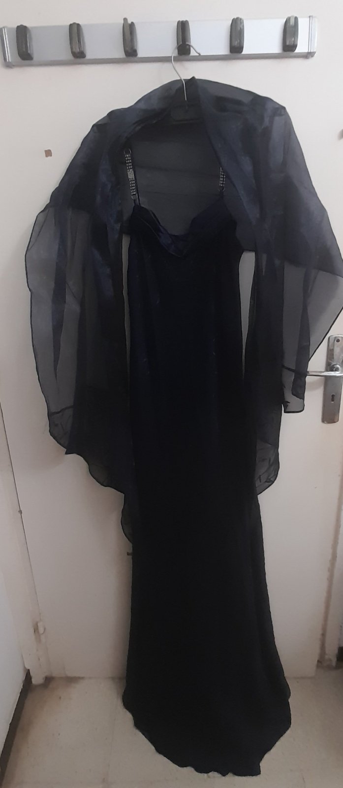 Robe soirée avec écharpe