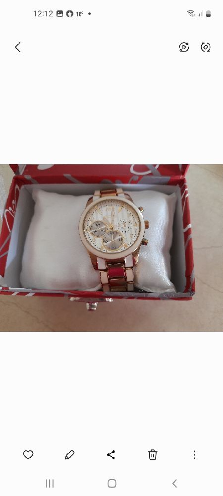 Montre jaune et blanche très bon etat mais sa pile ne marche pas 