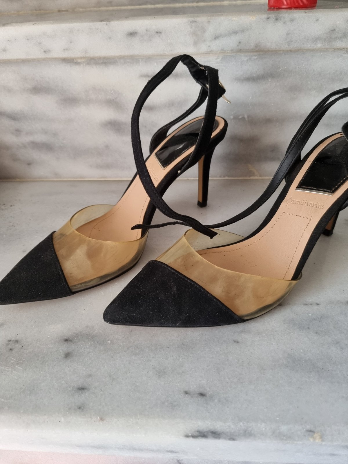 Des escarpins à moyen talon noir