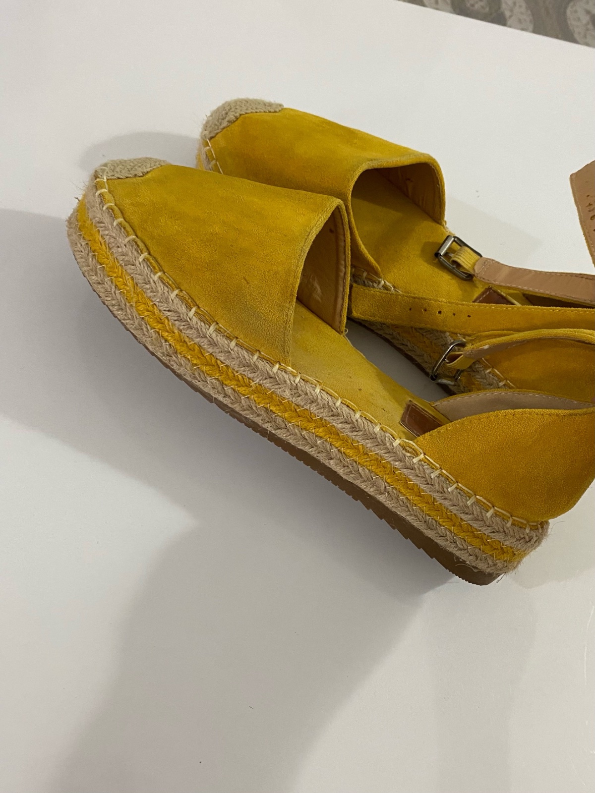 Des espadrilles / sandales jaunes peu porté