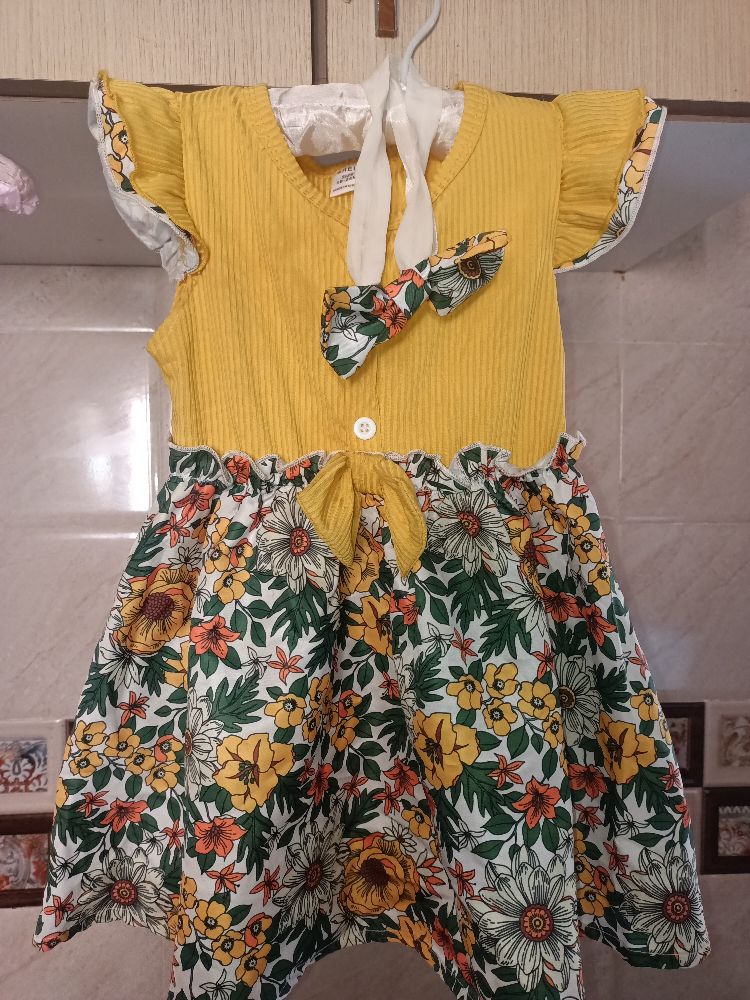 Robe fillette avec bande papillon pour cheveux 💛