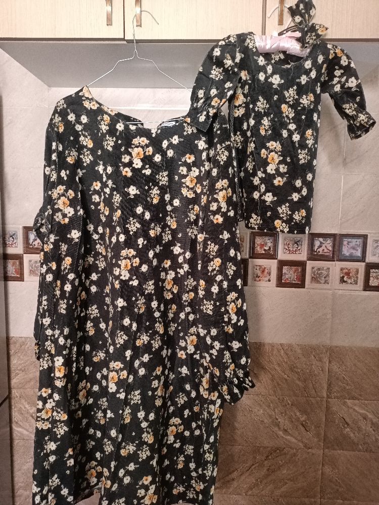 Robes fleuries fond noir matchy matchy maman fillette acheté à 180 dt les deux je les cède à un prix très bas