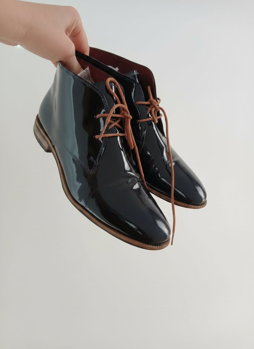 Paire de chaussures en bleu vernis 