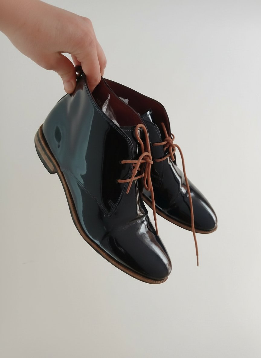 Paire de chaussures en bleu vernis 