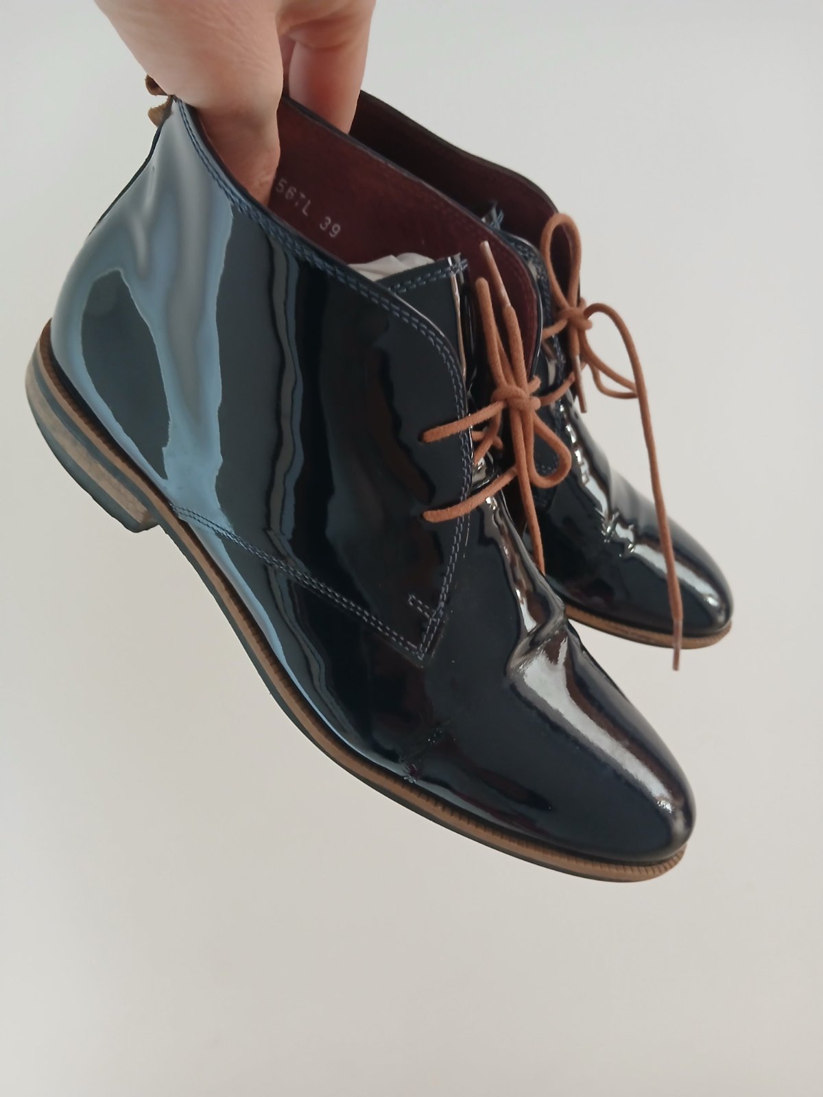 Derbies en bleu vernis 