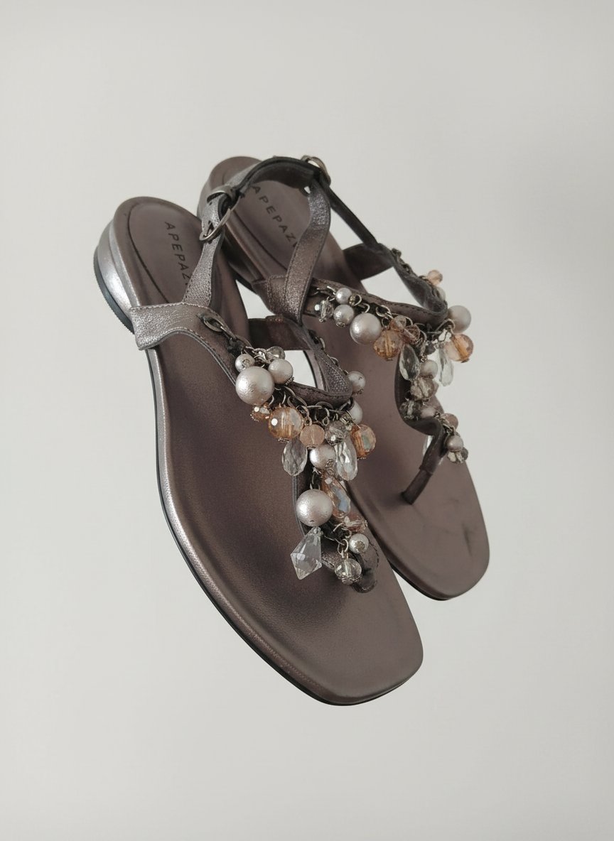 Sandales en gris argenté avec perles 