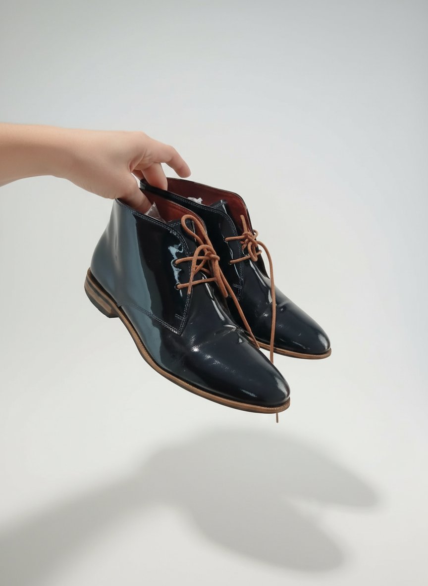 Paire de chaussures en bleu vernis 