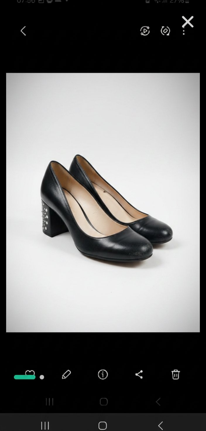 Paire de chaussures en cuir noir