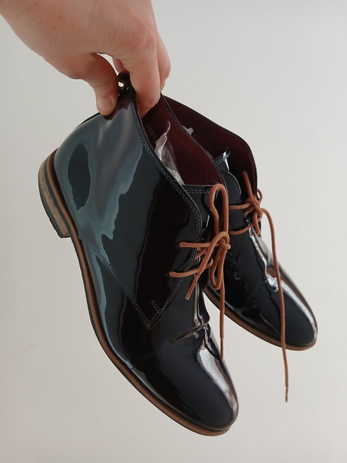 Paire de cgaussures en bleu vernis