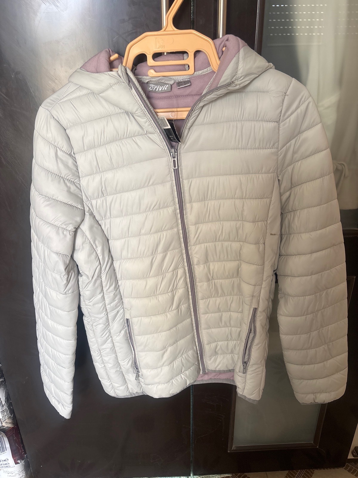 Veste matelassée grise avec doublure mauve